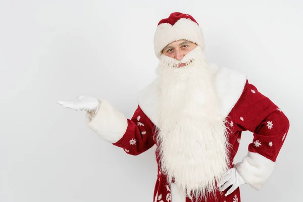 Weihnachten Und Neujahr Der Weihnachtsmann Zeigt Mit Einer Zeigegeste Die — Stockfoto