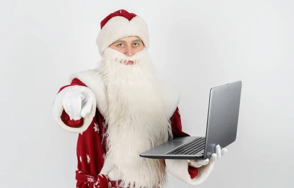 Conceito Natal Ano Novo Papai Noel Senta Sua Mesa Trabalha — Fotografia de Stock