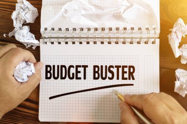 İş ve finans kavramı. Bir adam not defterine 