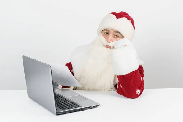 Conceito Natal Ano Novo Papai Noel Está Sentado Sua Mesa — Fotografia de Stock