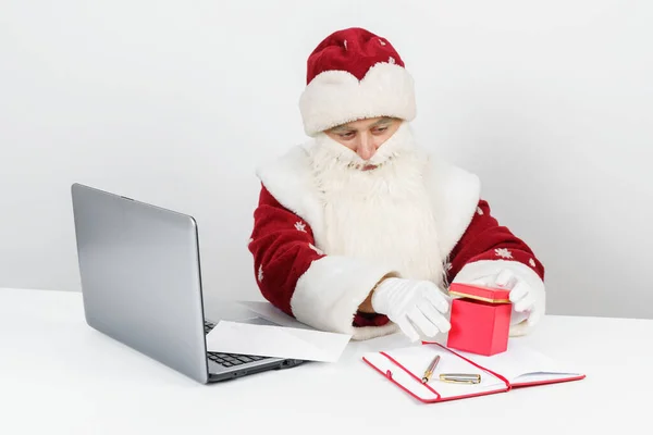 Kerstmis Nieuwjaar Concept Kerstman Zit Aan Zijn Bureau Wikkelt Een — Stockfoto