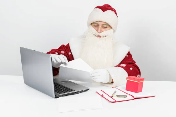 Conceito Natal Ano Novo Papai Noel Está Sentado Sua Mesa — Fotografia de Stock