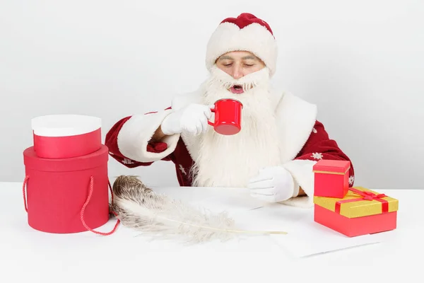 Begreppet Jul Och Nyår Jultomten Sitter Vid Sitt Bord Och — Stockfoto