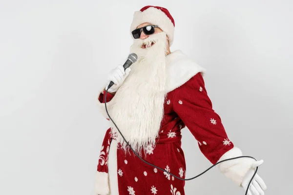 Concepto Vacaciones Navidad Santa Claus Canta Con Micrófono Mano Aislado —  Fotos de Stock