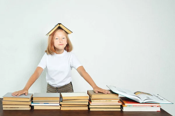 Bildungskonzept Die Studentin Legte Das Buch Auf Den Kopf Der — Stockfoto