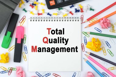 İş konsepti. Masanın üzerinde hesap makinesi, günlük, kalemler, kalemler ve üzerinde 