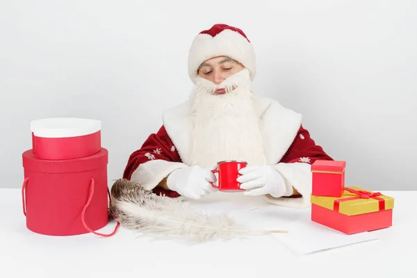 Kerstmis Nieuwjaar Concept Kerstman Zit Aan Zijn Tafel Drinkt Thee — Stockfoto