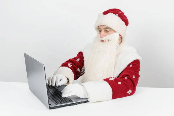 Concepto Navidad Año Nuevo Santa Claus Sienta Escritorio Trabaja Computadora —  Fotos de Stock