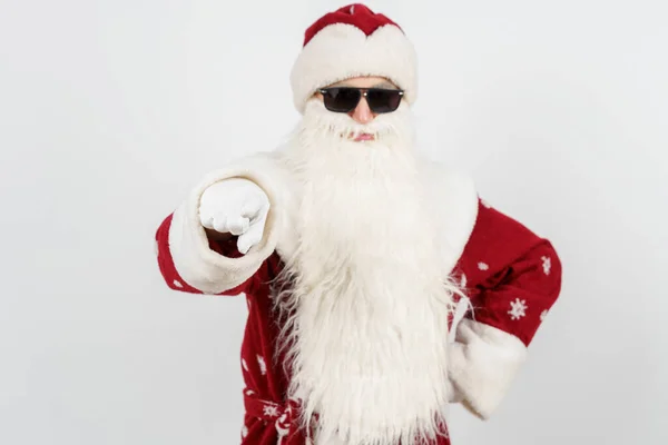 Concepto Navidad Año Nuevo Santa Claus Con Gafas Oscuras Señala — Foto de Stock