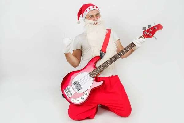 Feiertage Und Weihnachten Konzept Der Weihnachtsmann Spielt Gitarre Isoliert Auf — Stockfoto