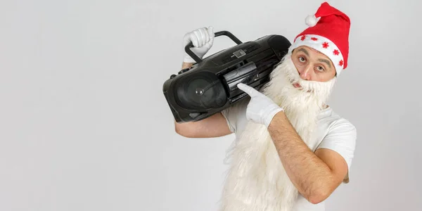 Weihnachten Und Neujahr Der Weihnachtsmann Lauscht Einem Tonbandgerät Isolierter Hintergrund — Stockfoto