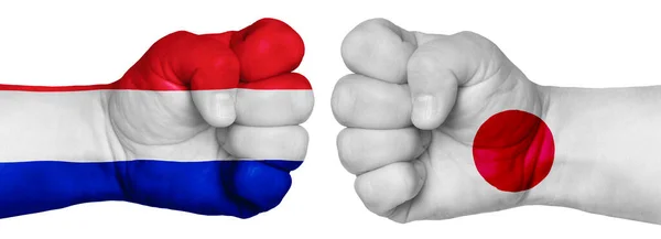 人民斗争的概念 两只手紧握着拳头 彼此相对 手绘有各国国旗的颜色 法国诉日本 — 图库照片