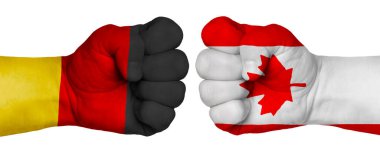 İnsanların mücadelesi kavramı. İki el birbirine kenetlenir ve birbirlerinin karşısındadır. Ülkelerin bayraklarının renklerine boyanmış eller. Kanada Almanya 'ya Karşı