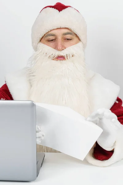 Weihnachten Und Neujahr Der Weihnachtsmann Sitzt Seinem Schreibtisch Und Liest — Stockfoto