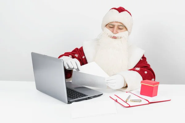 Concepto Navidad Año Nuevo Santa Claus Está Sentado Escritorio Leyendo — Foto de Stock