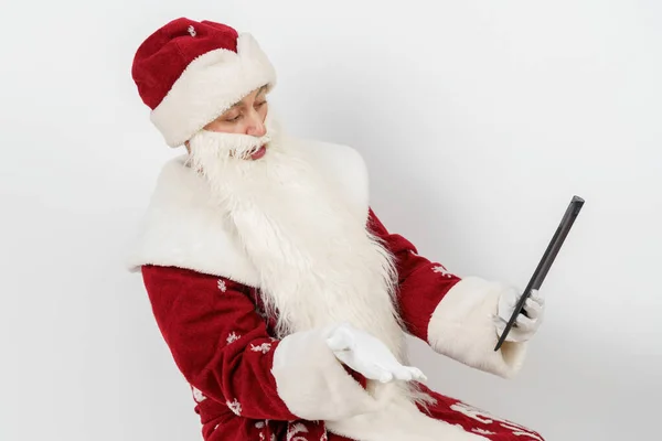 Begreppet Jul Och Nyår Jultomten Arbetar Med Tablett Isolerad Bakgrund — Stockfoto