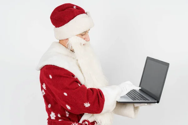 Conceito Natal Ano Novo Papai Noel Senta Sua Mesa Trabalha — Fotografia de Stock
