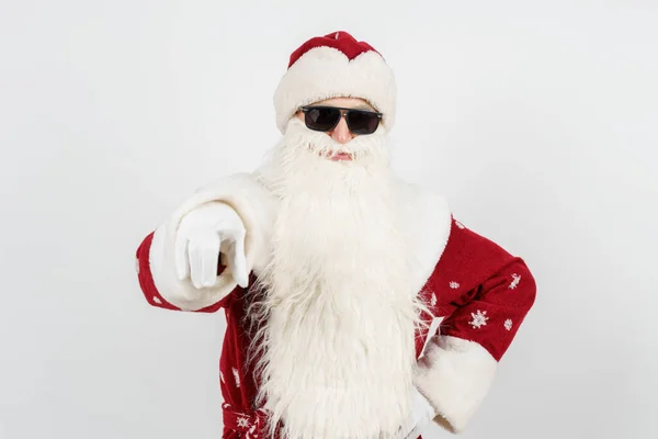 Conceito Natal Ano Novo Papai Noel Óculos Escuros Aponta Dedo — Fotografia de Stock