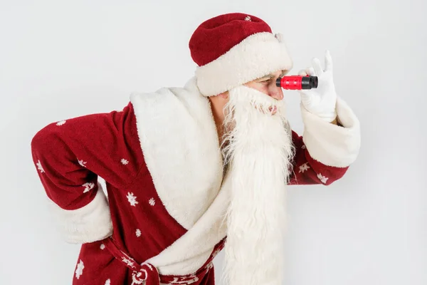 Święta Koncepcje Świąteczne Święty Mikołaj Patrzy Przez Lornetkę Odizolowane Biało — Zdjęcie stockowe