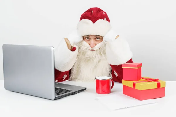 Conceito Natal Ano Novo Cansado Papai Noel Senta Sua Mesa — Fotografia de Stock