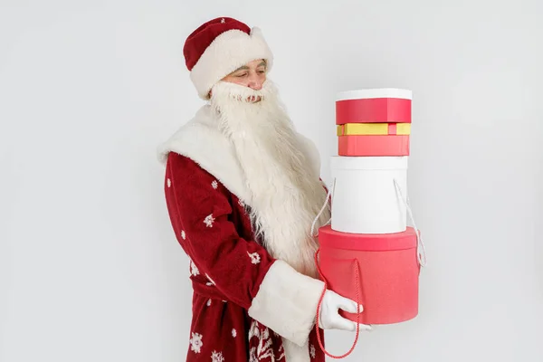 Vacaciones Conceptos Navideños Santa Claus Tiene Regalos Sus Manos Aislado —  Fotos de Stock