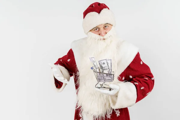 Święta Koncepcje Świąteczne Święty Mikołaj Trzyma Wózek Pieniędzmi Ręce Odizolowane — Zdjęcie stockowe