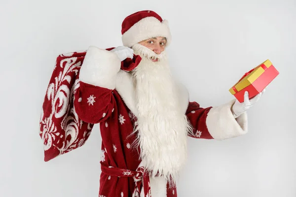 Feriados Conceitos Natal Pai Natal Tem Presentes Nas Mãos Isolado — Fotografia de Stock