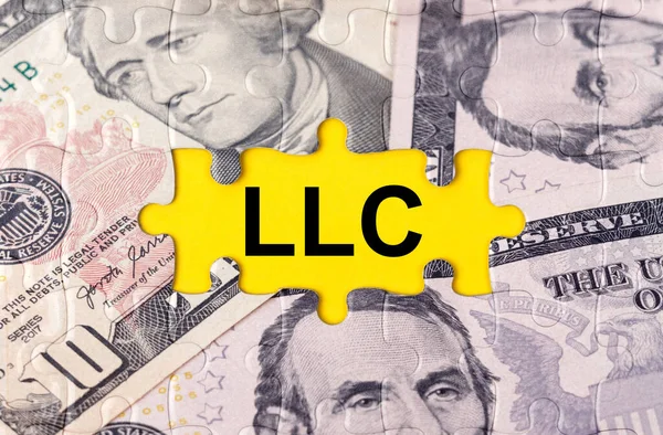 İş konsepti. Yazıtın ortasındaki doların görüntüsüyle bulmaca - LLC