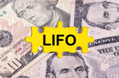 İş konsepti. Yazıtın ortasında doların görüntüsüyle bulmaca - LIFO
