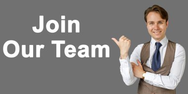 İş adamının duygusal portresi sağ el hareketini metinde gösteriyor. Gri arka plan. İş ve finans kavramı