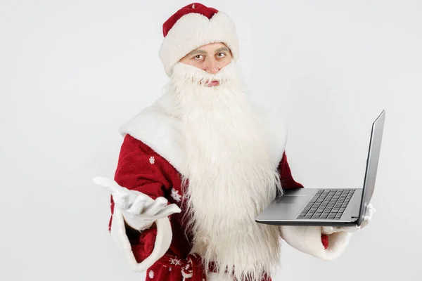 Concepto Navidad Año Nuevo Santa Claus Sienta Escritorio Trabaja Computadora —  Fotos de Stock