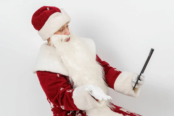Koncept Vánoc Nového Roku Santa Claus Pracuje Tabulkou Izolované Pozadí — Stock fotografie