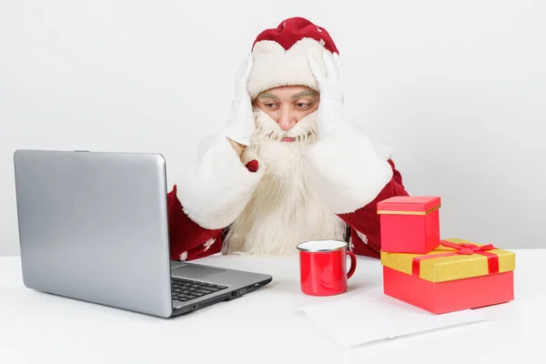 Weihnachten Und Neujahr Müde Sitzt Der Weihnachtsmann Seinem Schreibtisch Trinkt — Stockfoto