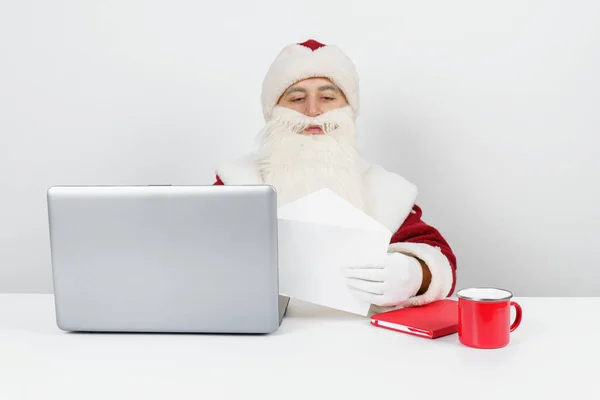 Weihnachten Und Neujahr Der Weihnachtsmann Sitzt Seinem Schreibtisch Und Liest — Stockfoto