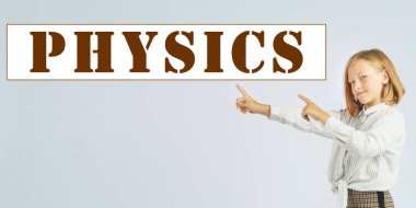 Eğitim konsepti. Genç kız parmaklarıyla metni işaret ediyor - PHYSICS