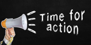 Metnin yanında bir işadamı hoparlöre konuşuyor, eylem zamanı. Görünürde yüz yok. Siyah arkaplan