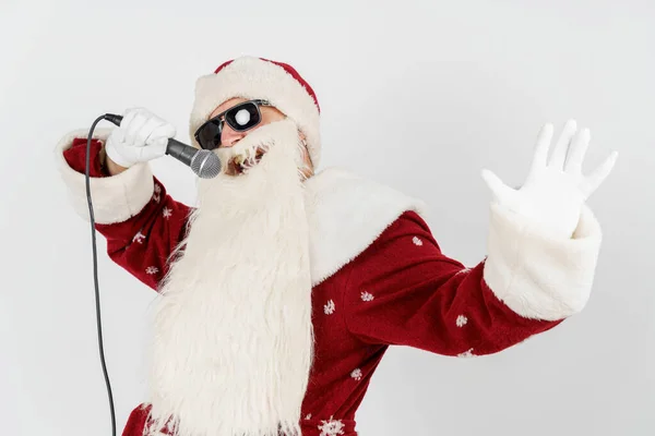 Tatiller Noel Konsepti Noel Baba Elinde Mikrofonla Şarkı Söylüyor Beyazda — Stok fotoğraf