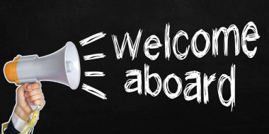 Metnin yanında bir işadamı hoparlöre konuşuyor. Görünürde yüz yok. Siyah arkaplan