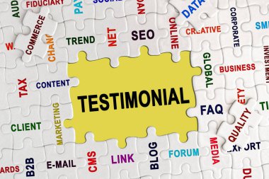 Ekonomi ve iş kavramı. Ekonomik başlıklarla dolu bulmaca, ortada - TESTIMONIAL