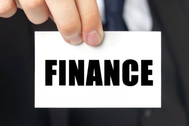 İş konsepti. İş adamı, FINANSA metninde bir kart gösterdi