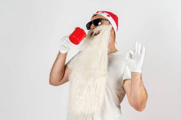 Neujahrskonzept Der Weihnachtsmann Trinkt Tee Isoliert Auf Weiß — Stockfoto