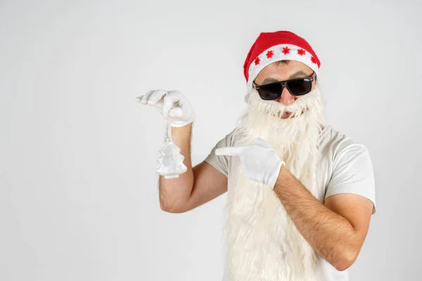 Новий Рік Лиходійська Концепція Санта Клаус Тримає Різдвяну Іграшку Руках — стокове фото
