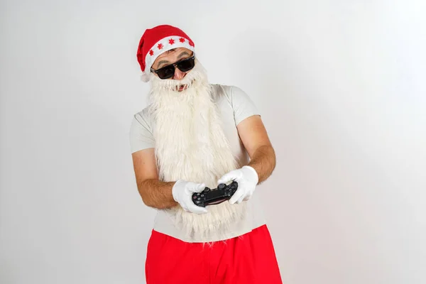 Святкування Різдвяна Концепція Санта Клаус Тримає Руках Джойстик Він Грає — стокове фото