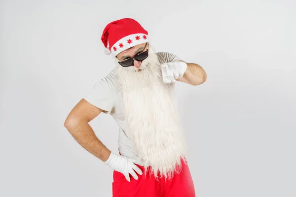 Святкування Різдвяна Концепція Санта Клаус Налаштовує Свої Окуляри Рукою Ізольовані — стокове фото