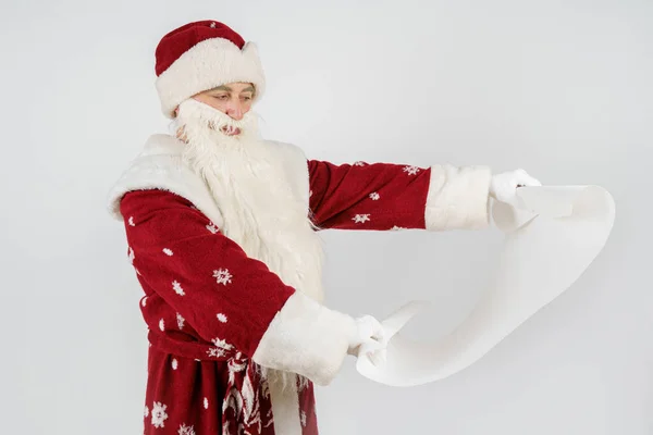 Koncepcja Noworoczna Świąteczna Święty Mikołaj Czyta Dekret Lub List Trzymając — Zdjęcie stockowe