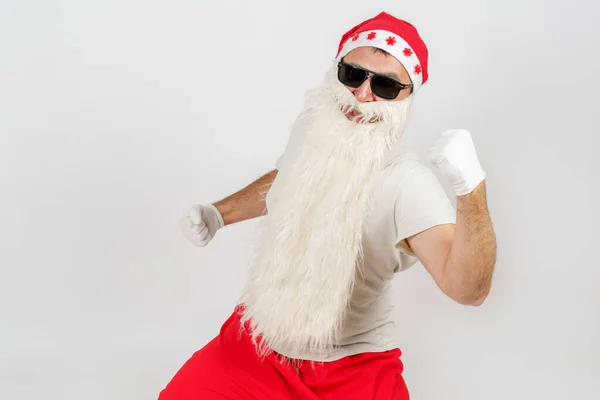 Neujahrs Und Weihnachtskonzept Der Weihnachtsmann Macht Eine Handbewegung Blick Von — Stockfoto
