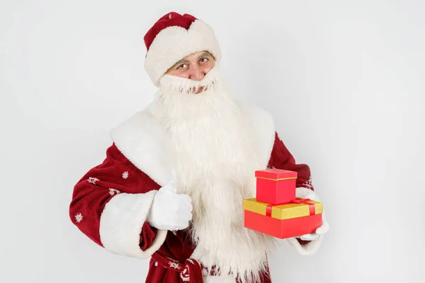 Święta Koncepcje Świąteczne Święty Mikołaj Trzyma Ręku Dar Drugi Wykonuje — Zdjęcie stockowe