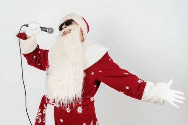 Concepto Vacaciones Navidad Santa Claus Canta Con Micrófono Mano Aislado — Foto de Stock