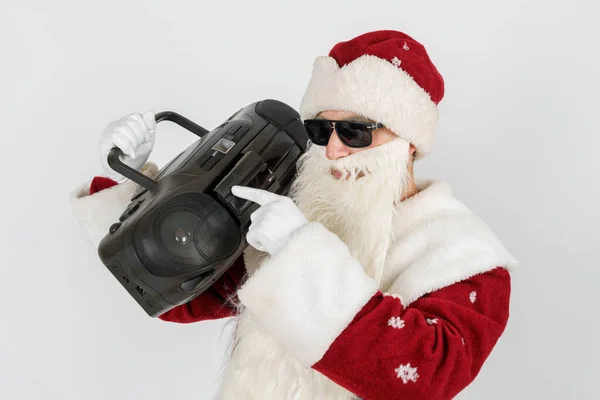 Der Weihnachtsmann Schaltet Das Tonbandgerät Ein Isoliert Auf Weiß — Stockfoto