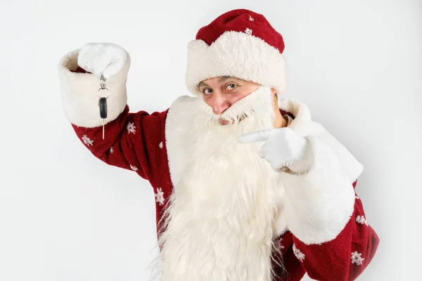 Concepto Año Nuevo Navidad Santa Claus Está Sosteniendo Regalo Llaves —  Fotos de Stock